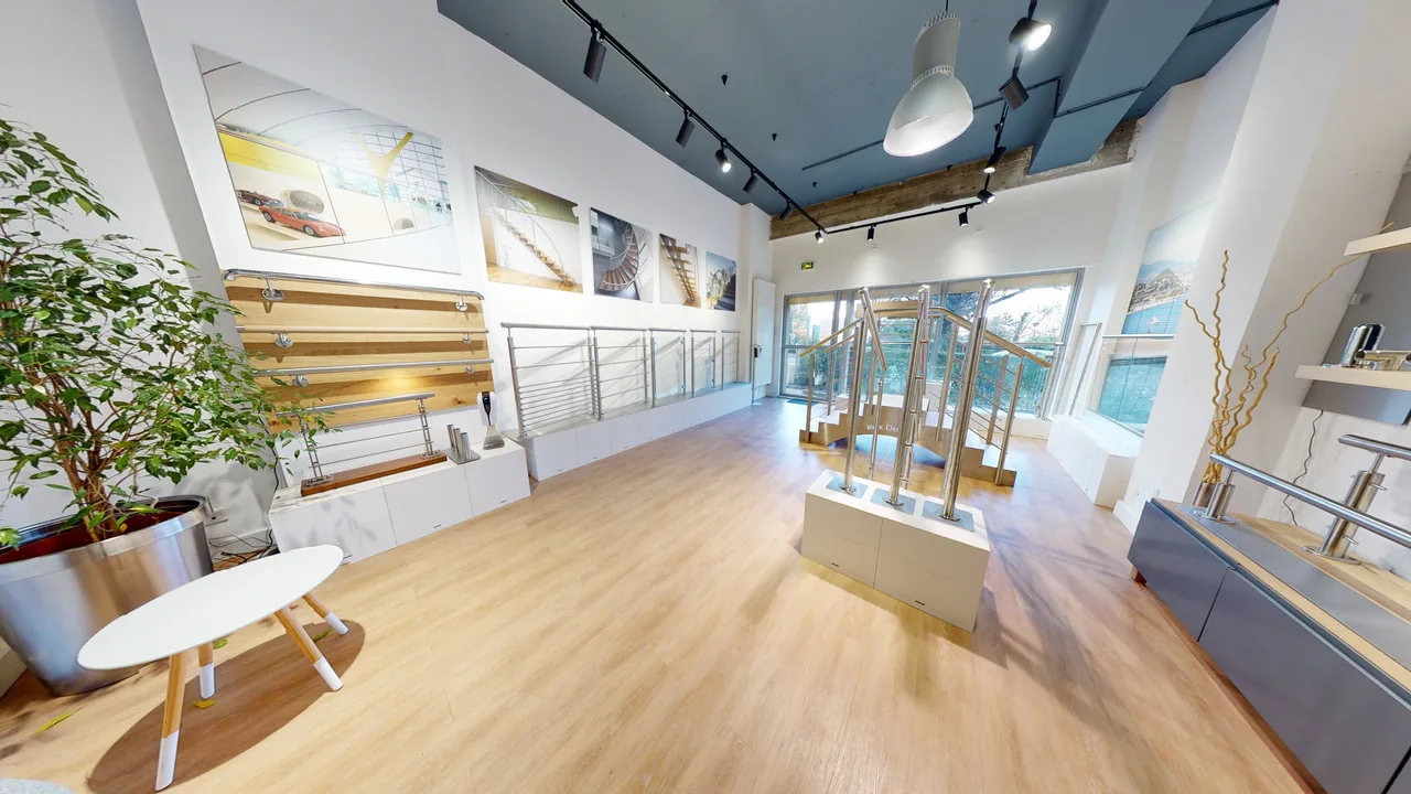 Showroom InoxDesign avec présentation de garde-corps, escaliers et matériaux