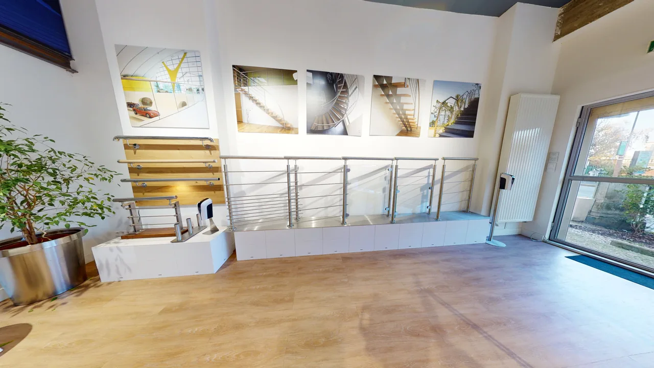 Présentation de garde-corps et matériaux dans le showroom de Meudon