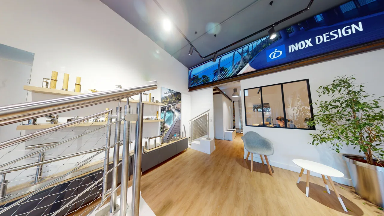 Présentation d'échantillons dans le showroom de Meudon