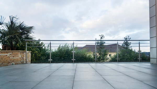 Garde-corps de terrasse en inox et verre