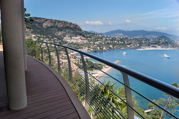 Garde-corps à barres sur un balcon