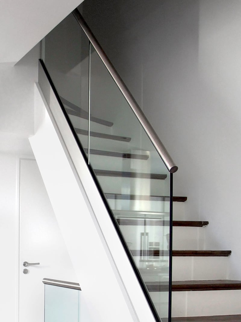 Garde-corps en verre avec main courante: la touche design pour votre escalier