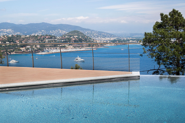 Piscine avec garde-corps