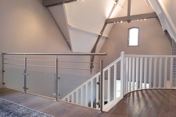 Escalier en bois et garde-corps inox