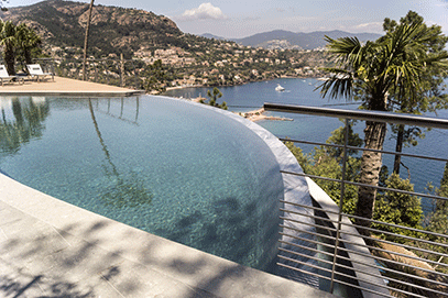 garde corps terrasse aux abords d'une piscine