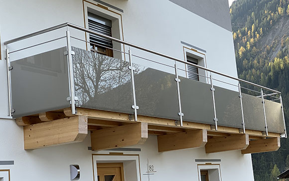 garde-corps balcon avec vitrage teinté verre opale pour brise vue