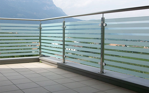 garde-corps de balcon en verre et inox