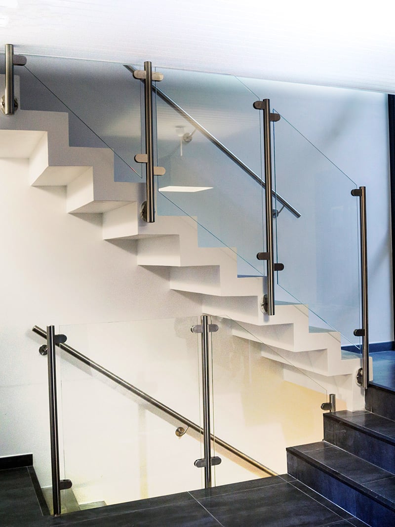 garde-corps en verre moderne avec poteau inox pour escalier