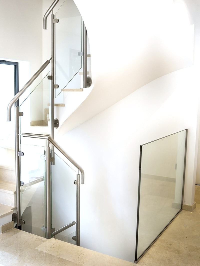 garde-corps en verre moderne pour escalier