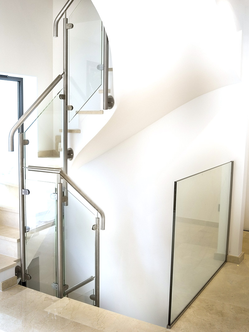 garde-corps en verre moderne pour escalier