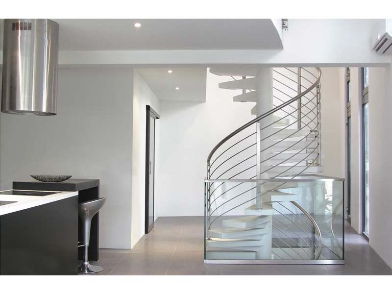 escalier verre et inox