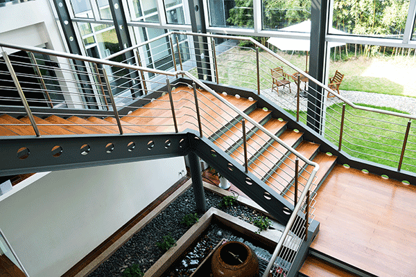 escalier moderne à paliers