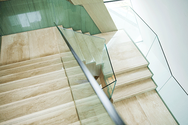 escalier verre moderne à paliers