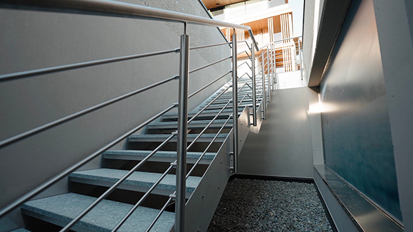 garde-corps-escalier-inox-a-barres