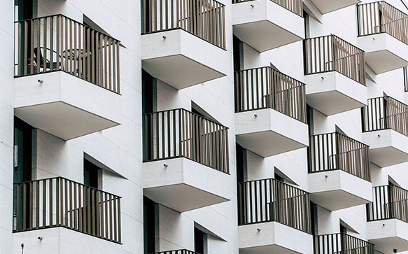 Est-ce possible de surélever le garde-corps d’un balcon ?