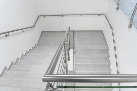 main-courante murale en inox dans cage escalier locaux de bureau