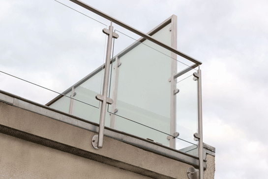 garde-corps vitre terrasse extérieur avec pince à verre inoxdesign