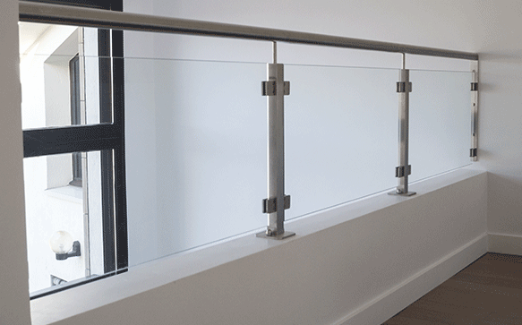 pince a verre sur plat garde-corps verre mezzanine