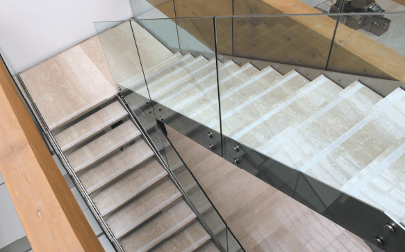 point de fixation garde-corps verre escalier intérieur