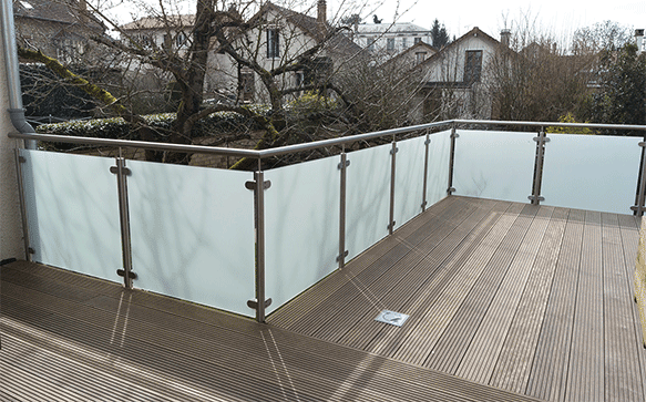 poteau inox pour garde-corps terrasse extérieure en verre opale