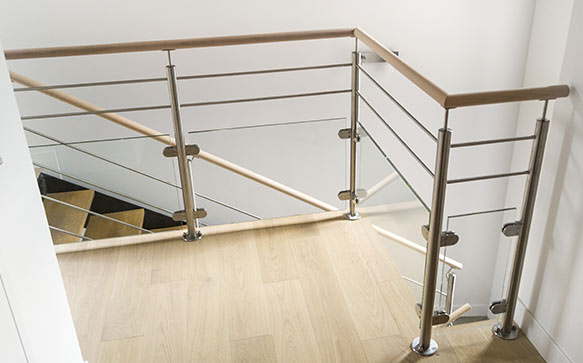 garde-corps inox avec main-courante en bois pour tremie escalier