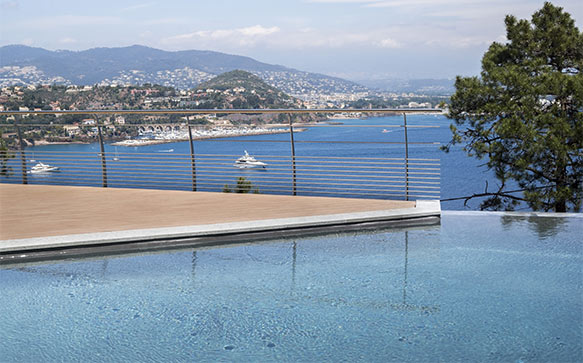 garde-corps inox marine pour piscine extérieure à débordement