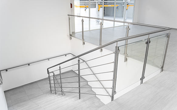 Garde-corps d'escalier sur-mesure pour étage, bord de trémie ou mezzanine