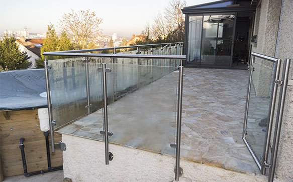 garde-corps verre inox balustrade avec portillon pour piscine exterieure