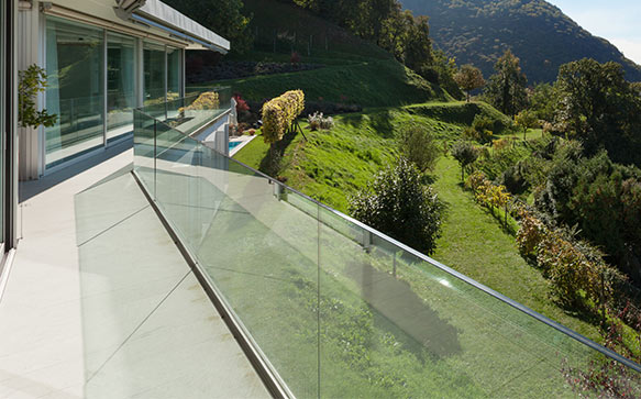 garde-corps en verre pour balcon terrasse extérieure