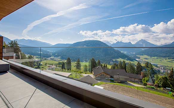 garde-corps tout verre avec profil de sol terrasse extérieure