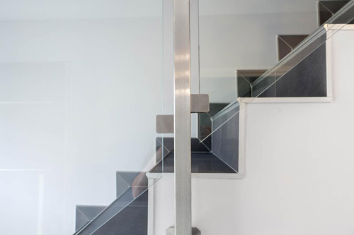 Rambarde d'escalier : différence entre verre trempé et verre feuilleté 